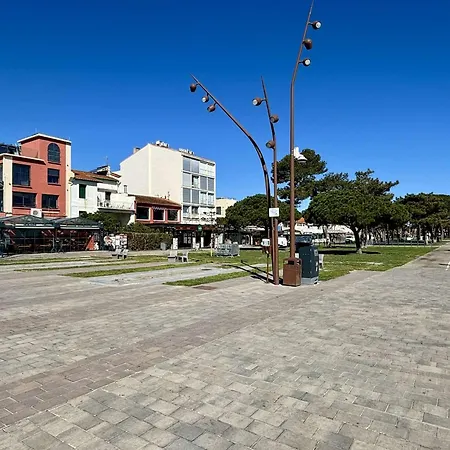 T2 Avec Terrasse, Proche - - Fr-1-225-78 *